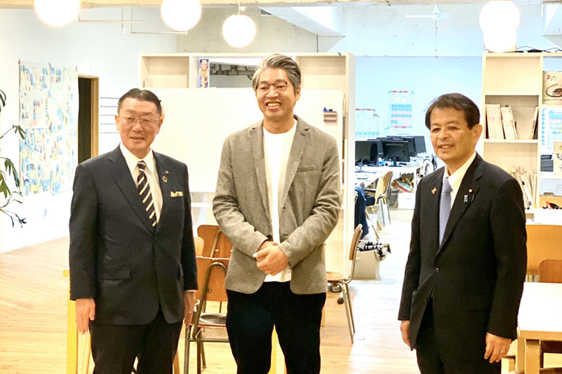 右から、宮下副大臣、井上さん、土屋上田市市長